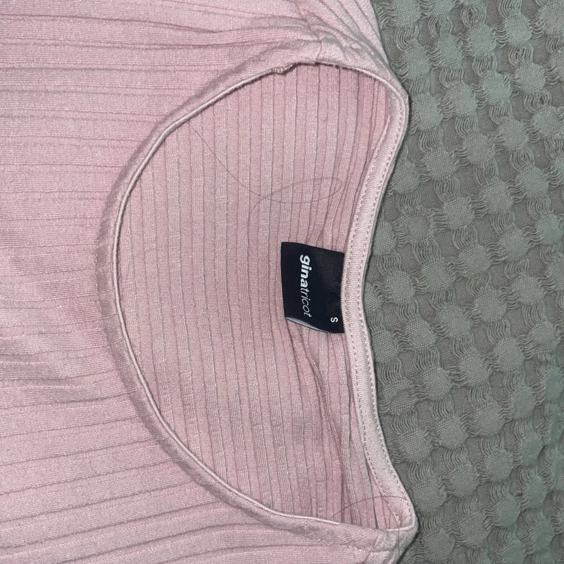 Ljusrosa ribbad croppad topp med knyt - 4