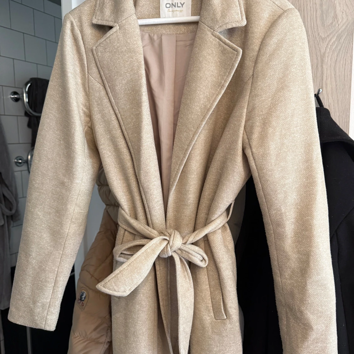 Beige kappa från ONLY med bälte