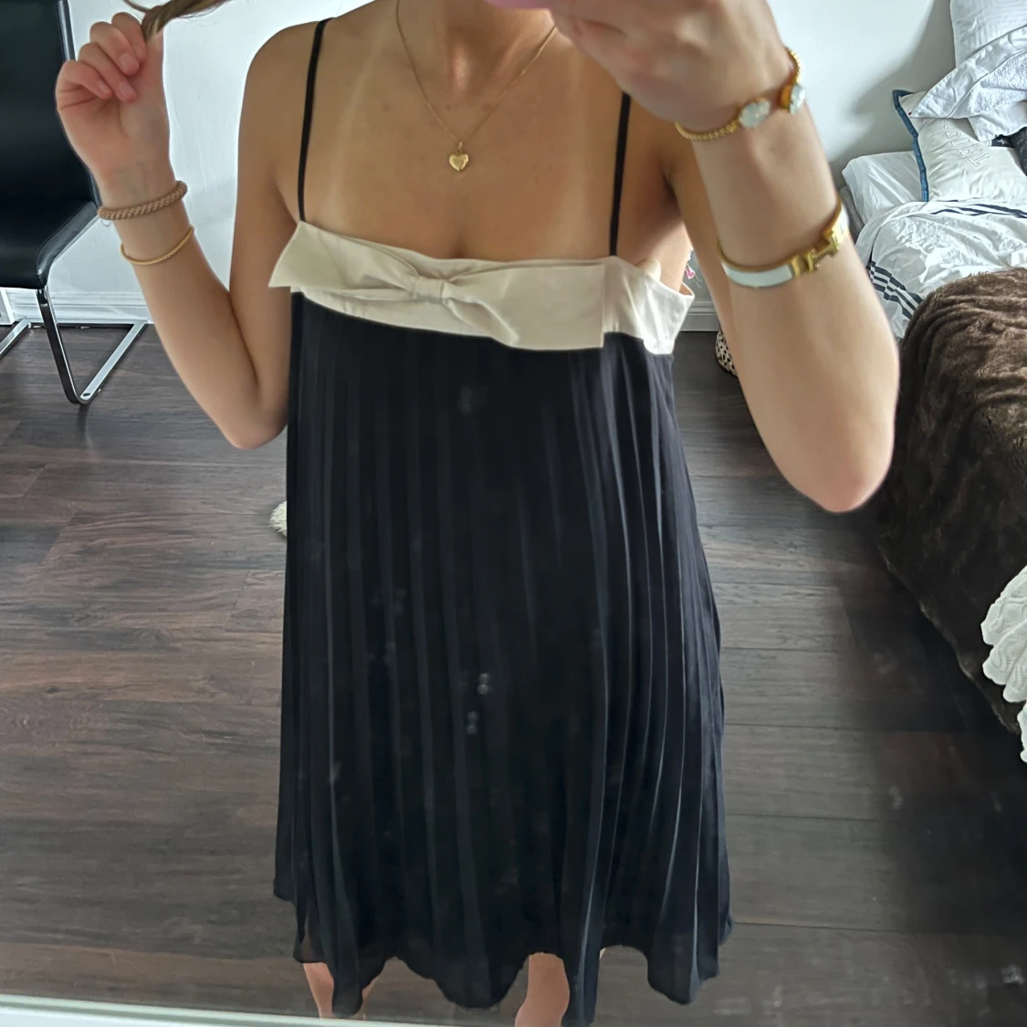 Svart och beige plisserad klänning med rosett - 1