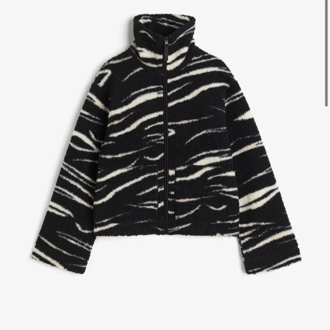 Svart teddyjacka med mönster - 1