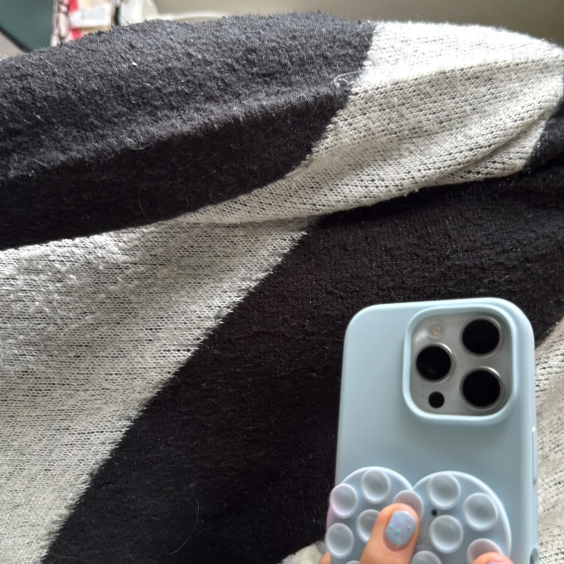 Svart och vit stickad tröja - 1