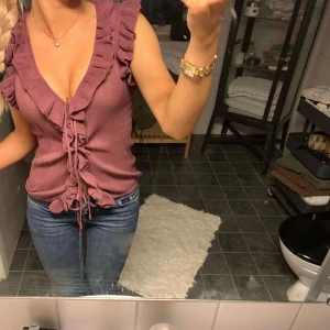 Zara vinröd topp - Säljer denna populära vinröda toppen från Zara , storlek M sitter som en S, använd några gånger men är i mycket bra skick 