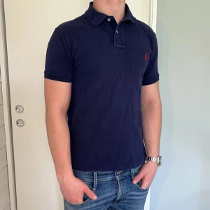 Ralph Lauren piké  - Ralph Lauren piké | skick 9/10 | Storlek M | Pris - 500kr | Modellen är ca 178cm lång | Hör av dig vid minsta fråga eller fundering!!