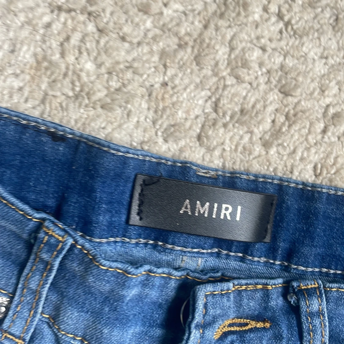Ljusblå slitna jeans från Amiri - 3