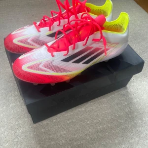 Adidas F50 Elite AG fotbollsskor - Säljer ett par helt nya Adidas F50 Elite AG🌟                    Storlek 43 1/3                                                                         Allt original följer med                                                           Nypris 3099 kr