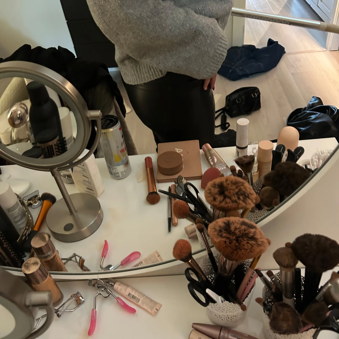 Svarta skinnbyxor med normal passform - 1