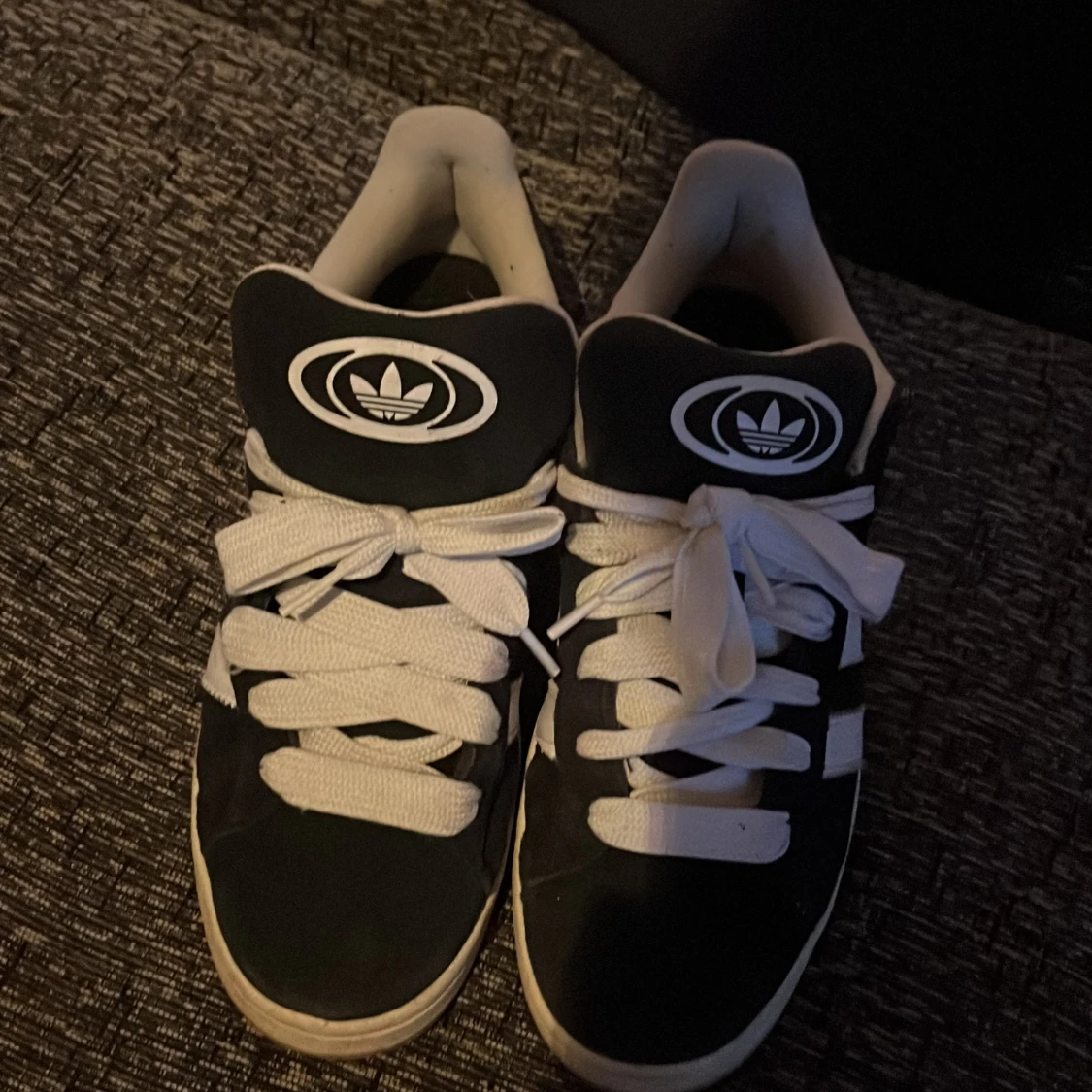 Svarta och vita Adidas sneakers