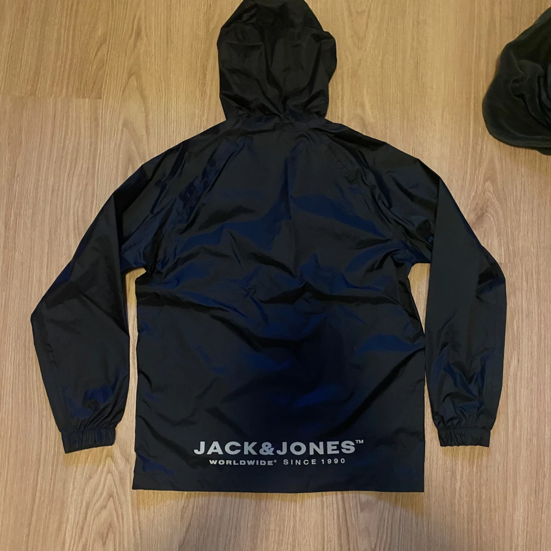 Svart vindjacka från Jack & Jones - 2
