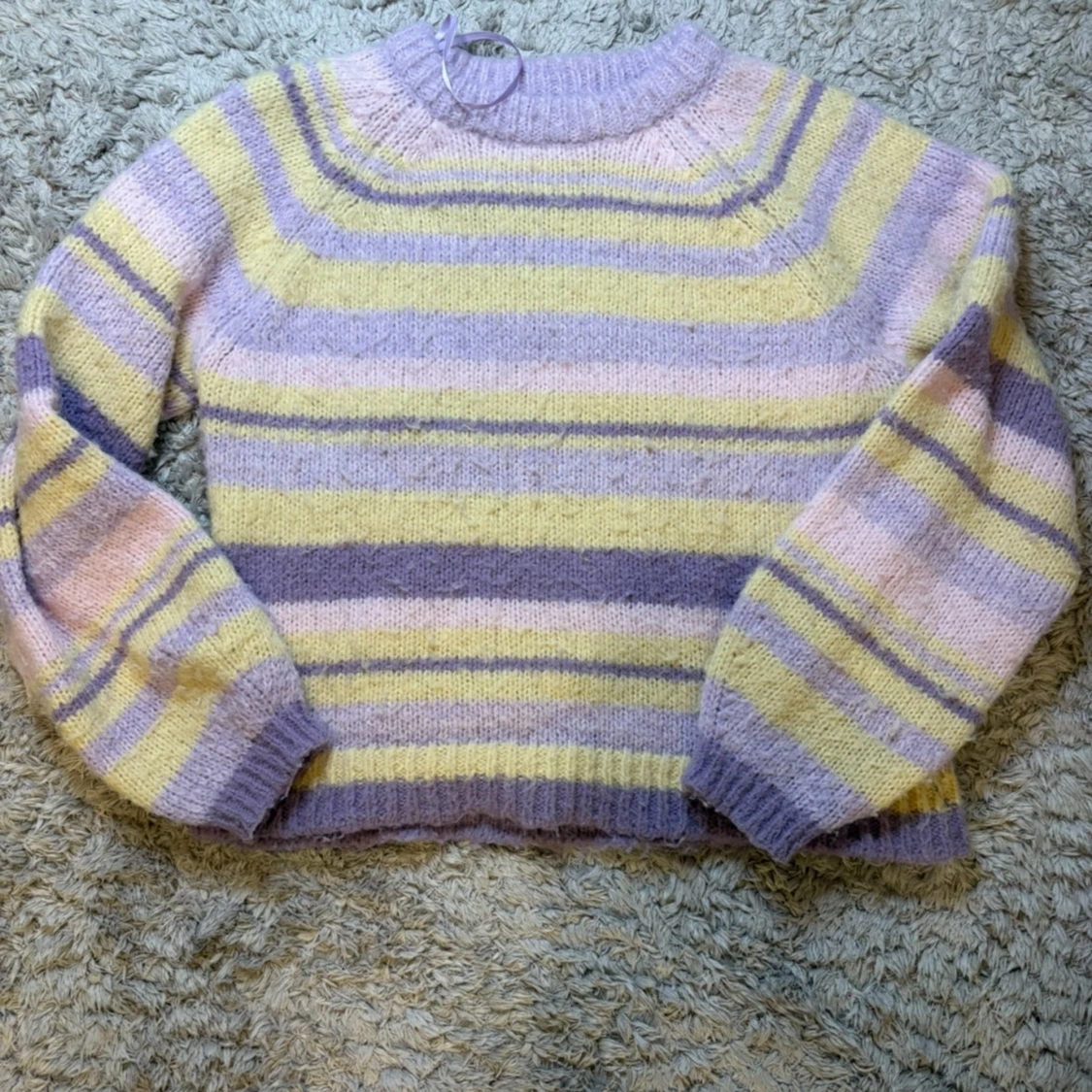 Pastellrandig stickad tröja