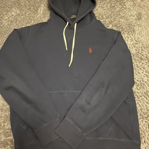 Ralph Lauren hoodie  - Snygg Ralph Lauren hoodie | Storleken är M | Använt skick och en liten fläck på tröjan, inget som läggs märke till vid användning | Hör av er vid frågor!