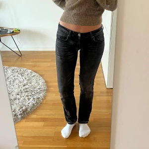 Svarta jeansbyxor med normal passform - Säljer ett par svarta lågmidjade bootcut/ raka jeans med klassisk och normal passform. Byxorna har låg midja och raka ben. Perfekta till vardags och enkla att matcha med olika toppar. Jag är 175