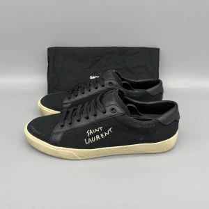 Saint Laurent SL/06 | 40.5 - • Skorna är använda fåtal gånger och i nyskick  • Storlek: 40.5 (PASSAR 41-41.5)  • Färg: Svart  • Nypris i butik: 7200SEK  • Dustbag medföljer