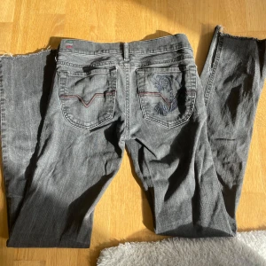 Grå diesel jeans - Säljer ett par snygga bootcutjeans från diesel. De är insydda i midjan men det går att klippa upp om man vill.  Knappt använda men köpt från Vinted