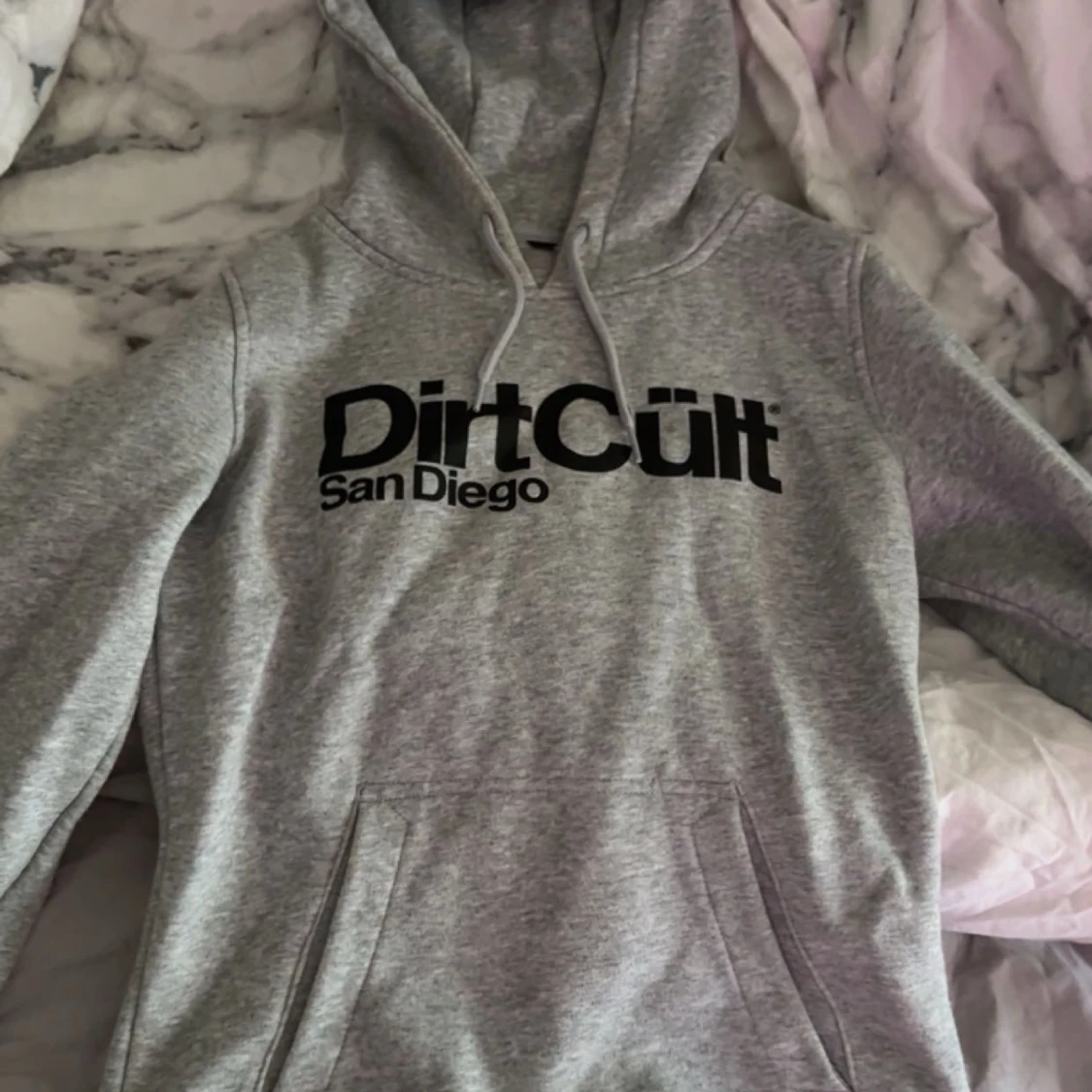 Grå hoodie från DirtCult