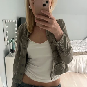 Grön vårjacka  - Intressekoll, på denna skit snygga vårjacka som är grön! Passar så bra till sommmarkvällar och våren! Skriv för fler bilder eller intresse💕💕