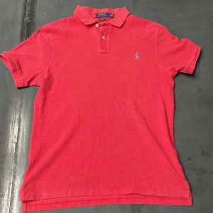Röd pikétröja från Polo Ralph Lauren - En fin pike tröja, dock liten defekt som syns på sista bilden
