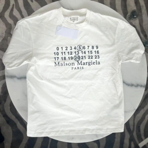 Maison Margiela T-Shirt - Säljer denna feta Maison Margiela Tröjan eftersom den är för stor för mig. Hör av er vid intresse.