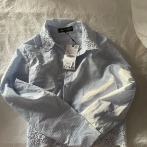 Blus - Säljer en jätte fin blå randig blus från Zara i storlek xs. Blusen är helt ny och är då inte använd💗