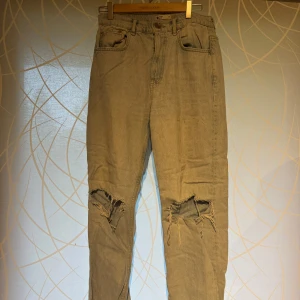 Jens  - Säljer ett par mid waist ljusblåa Jens med hål i från Gina. Dessa är i storlek 38 och har några små fläckar men tror dessa går bort i tvätten. 