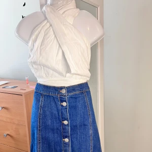 Set Jeanskjol med knappar och topp halter öppna ryggen  - Snygg jeanskjol 