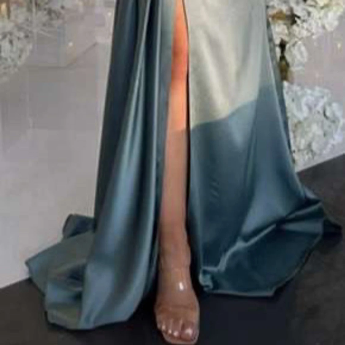 Turkosgrön axelbandslös långklänning i satin - 2