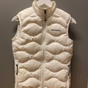 Väst - Vit väst från peak performance stl xs.