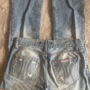 Lågmidjade jeans ljusblå bootcut - Super snygga ljusblåa jeans med snygga fickor, sitter super fint och är utsvängda o lågmidjade
