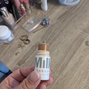 Bronzer från Milk Makeup - Bronzer från milk 