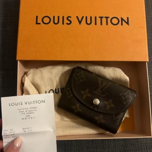 louis vuitton plånbok - såå nice lv plånbok köpt på louis vuitton butiken i Stockholm 2022 för 4600kr, Liten deffekt (se sista bilden)  Kvitto och box tilkommer