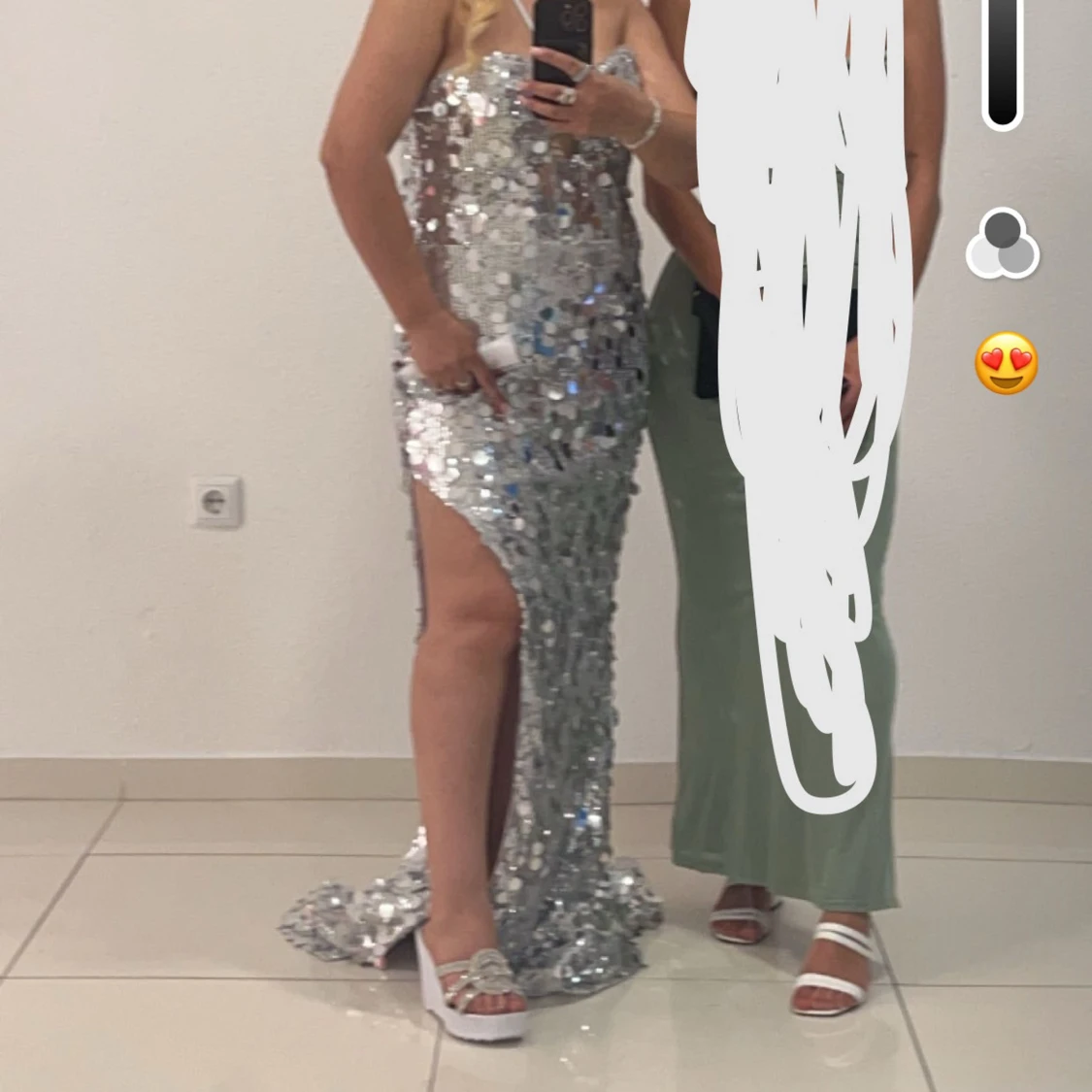 Glittrig silver långklänning med paljetter - 1