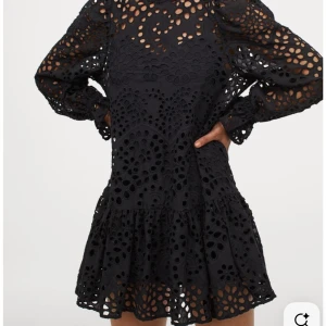 Svart broderad kortklänning med volang - Svart klänning i broderie angalise från H&M, går inte att köpa längre. Jättefint skick, knappt använd! 💓