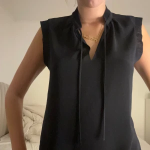 Blus - Marinblå blus köpt på Filippa K