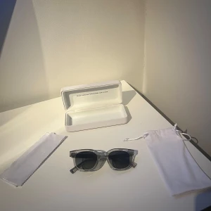 Chimi 02 grey - Säljer dessa stilrena solglasögon från Chimi. Färgen är grå och modell 02. Putsduk, skyddspåse samt fodral tillkommer. Helt oanvända. Orginalpris: 1350, köp för 550kr