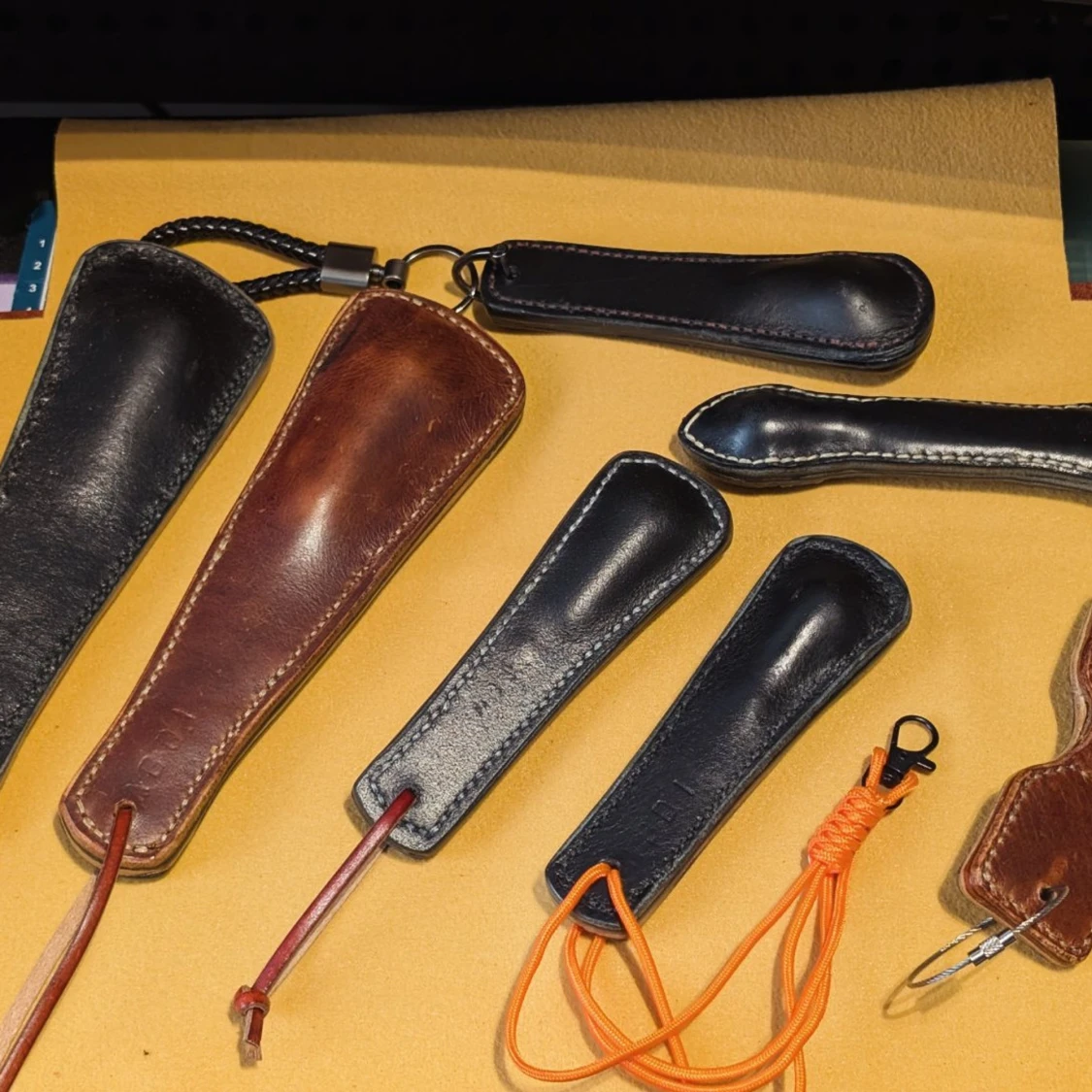 Glashammare i skinn med snodd - 3