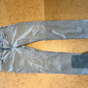 Ljusblå regular fit jeans från H&M - Säljer ett par ljusblå jeans från H&M i regular fit. Klassisk femficksmodell med raka ben och normal passform. Jeansen är tillverkade i bomull och har en snygg, enkel look som funkar till det mesta.