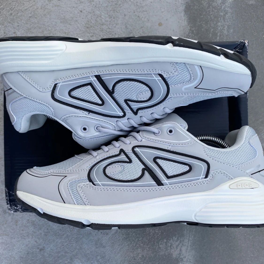 Grå  sneakers med CD-logga - 2