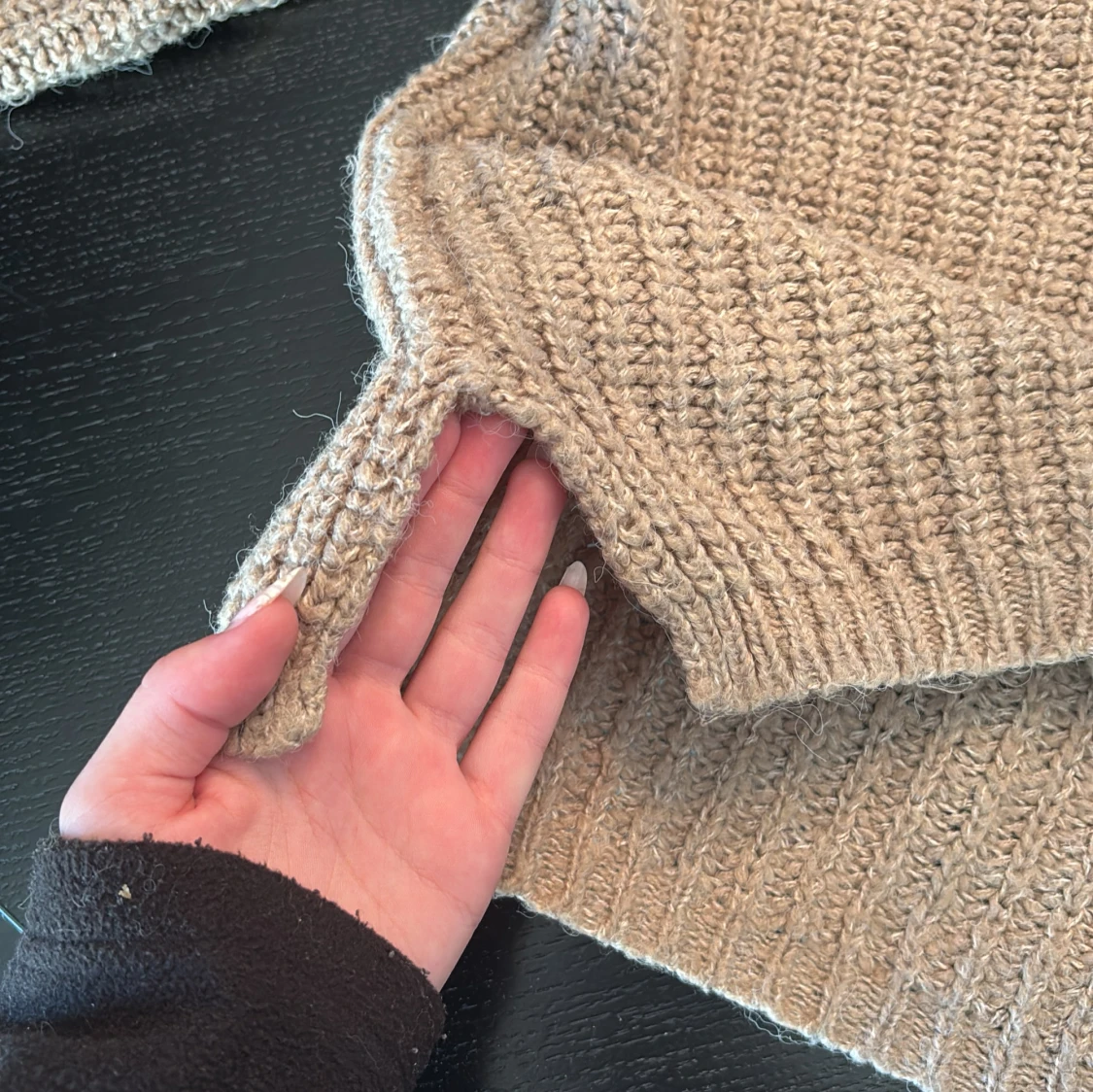 Beige stickad v-ringad tröja - 1