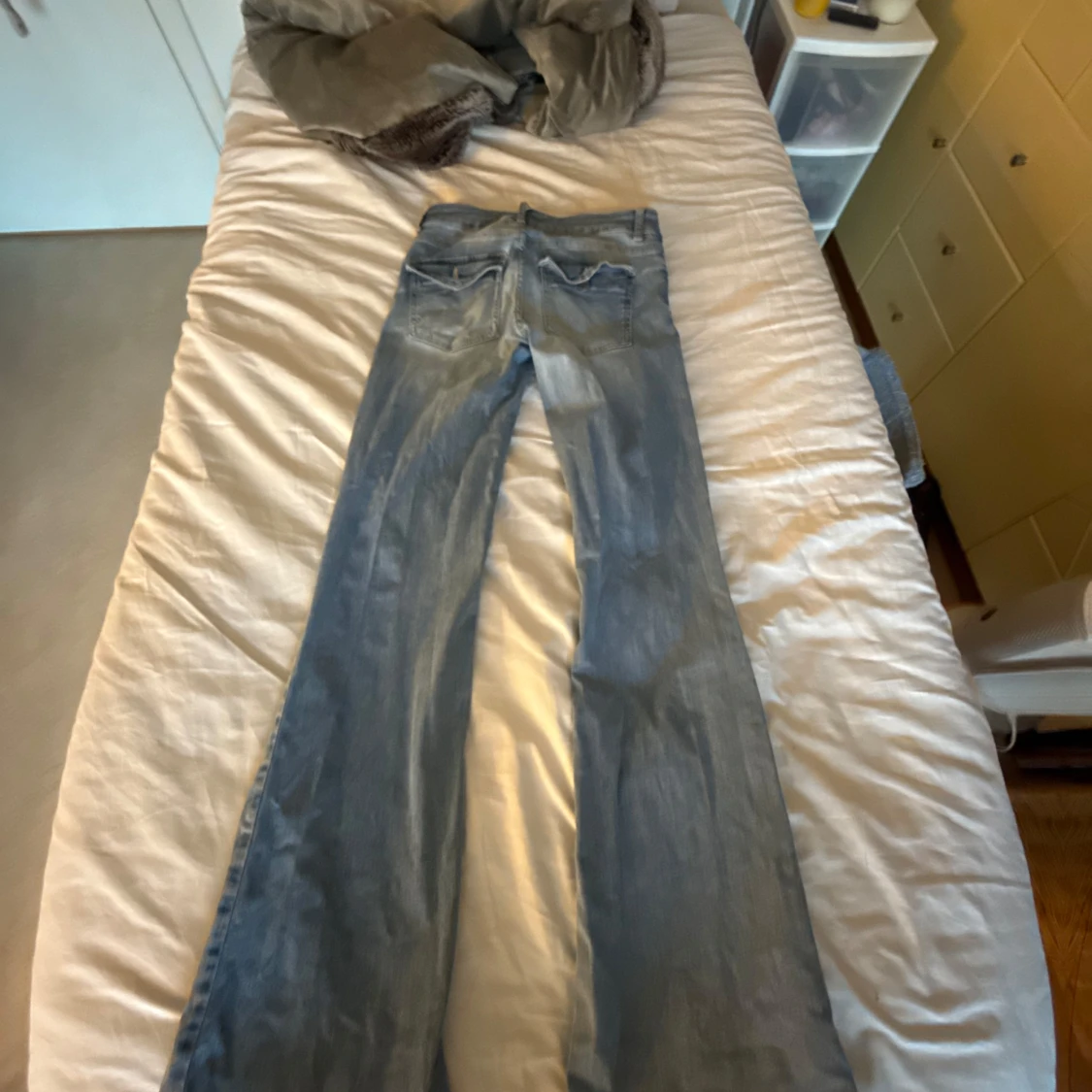 Ljusblå bootcut jeans med slitningar - 1