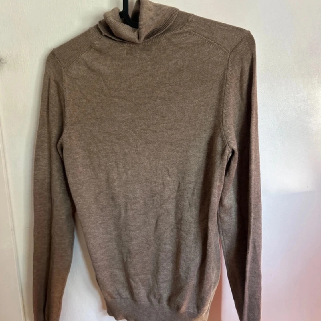 Beige polotröja i mjuk ullmix - 2