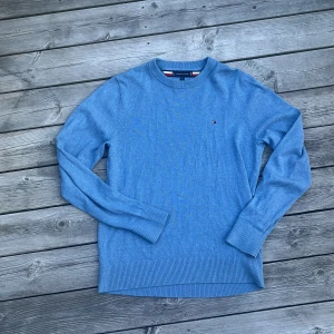 Tommy Hilfiger tröja  - Säljer denna snygga ljusblåa ”sweatshirten” från Tommy Hilfiger i pima bomullsblandning med kashmir. Tröjan är använd 2 gånger och är i toppskick. Storlek M. Vid minsta fråga elelr fundering är det bara höra av sig🤗🫡