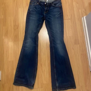 Mörkblå low waist jeans  - Mörkblåa jeans från weekday i modell low flare (bootcut) i storlek w29 l34 midjemått 40cm och innerben 80cm!! Finns lite slitningar längs ner på byxan men inget man tänker på!