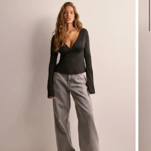 Tröja Nelly - Superfin topp från Nelly som går att knyta i ryggen 🎀 Säljes pga passar inte min stil. Storlek S/36. Aldrig använd och lappen sitter kvar.