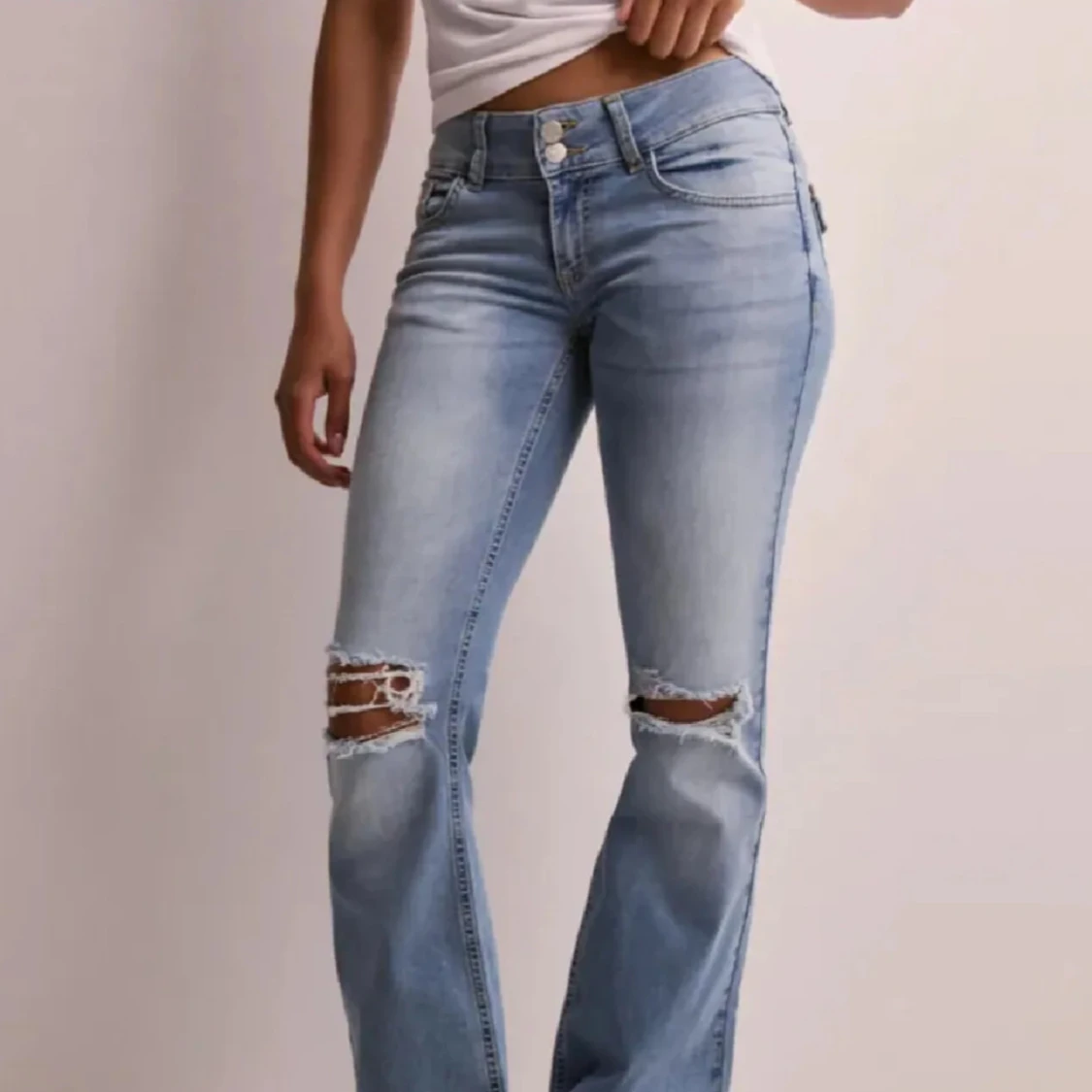 Ljusblå bootcut jeans med slitningar - 1