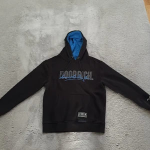 Svart Hoodie från Hoodrich med blå detaljer - Jag hade på mig den två gånger max men tyckte inte att den var fin på mig och nu jag tänkte sälja den