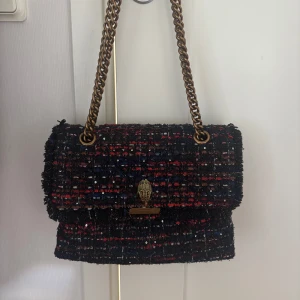 Kurt Geiger tweed handväska med kedja - Kurt Geiger London, Kensington bag - Handväska - red comb Höjd: 23cm  Längd: 31 cm Vidd: 10 cm   Sparsamt använd, prislapp kvar i, inga defekter. Köpt på Zalando för 2095 kr, är öppen för att diskutera pris vid snabb affär.