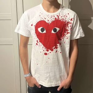 Comme des Garçons Play t shirt - Riktigt fet t shirt storlek M . (Helt ny)bara att skriva vid frågor eller funderingar. Pris kan diskuteras.🤝