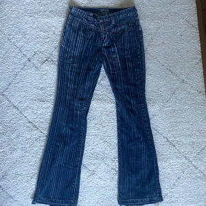 Lågmidjade jeans - Assnygga lågmidjade utsvängda jeans med coolt mönster. Lite slitna där nere se sista bilden men annars bra skick 💓💓 midjemått 38 cm innerben 75 cm 
