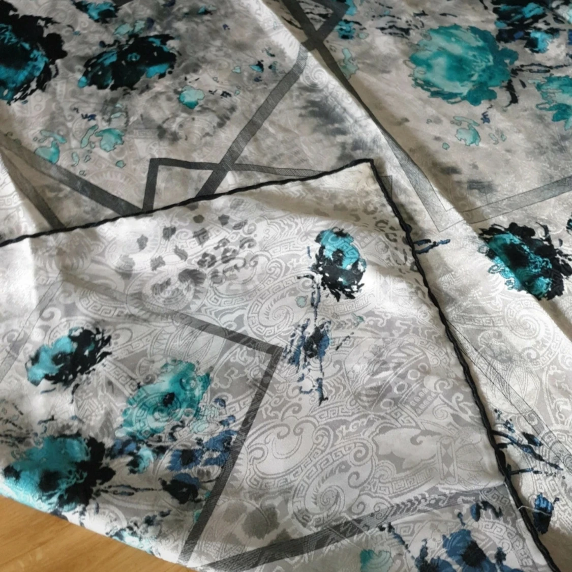 Blommig vit och turkos sidenscarf - 3