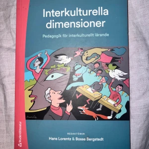 Interkulturella dimensioner: Pedagogik för interkulturellt lärande - Upptäck hur skolor och utbildning kan bli mer inkluderande och engagerande! Den här boken utforskar aktuella frågor om mångkultur, diskriminering och pedagogiska metoder för att skapa ett öppet och kreativt lärandeklimat. Perfekt för dig som vill förstå och påverka dagens mångkulturella samhälle.