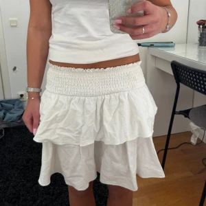 Vit somar kjol i storlek xs - Säljer denna kjol för att jag inte får användning för den💕
